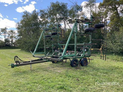John Deere 1610 35 ft Cultivator
