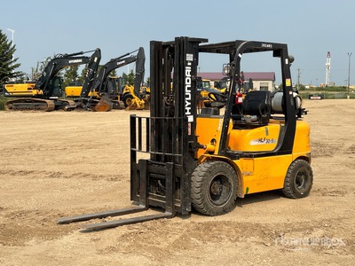 Hyundai HLF30 5500 lb Pneumatic Tire Montacargas