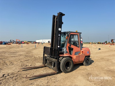 Toyota 7FGU45 5050 lb Pneumatic Tire Montacargas