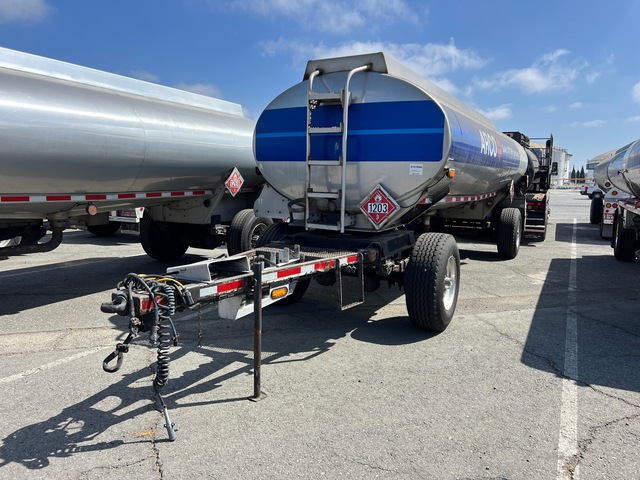 2002 Paramount 5200 gal T/A Turntable Tanker Trailer