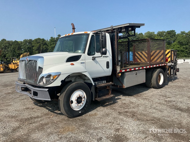 2010 International 7400 Attenuator Truck