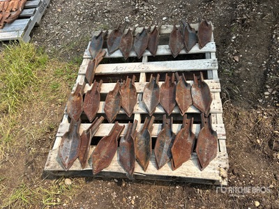 Quantity of (25) 4 in Duck Foot Chisel Plows