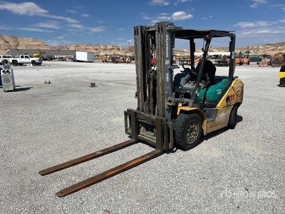 Komatsu FD40ZTU-10 4850 lb Pneumatic Tire Forklift (Inoperable)