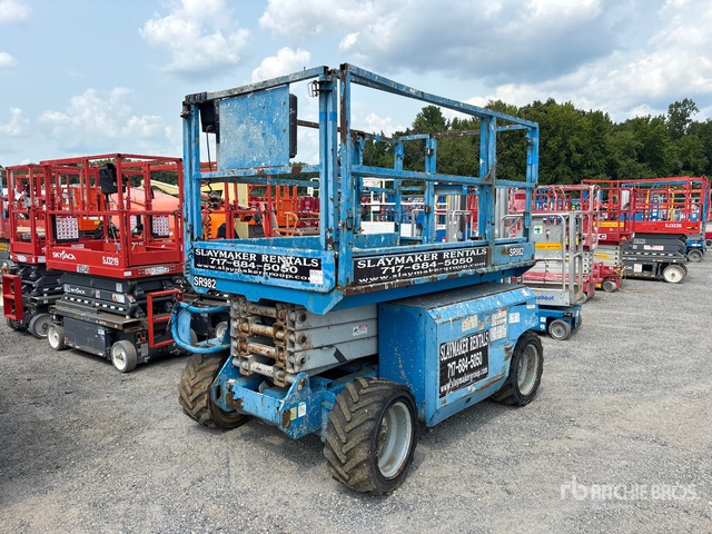 2006 Genie GS-2668 Dual Fuel Scissor Lift
