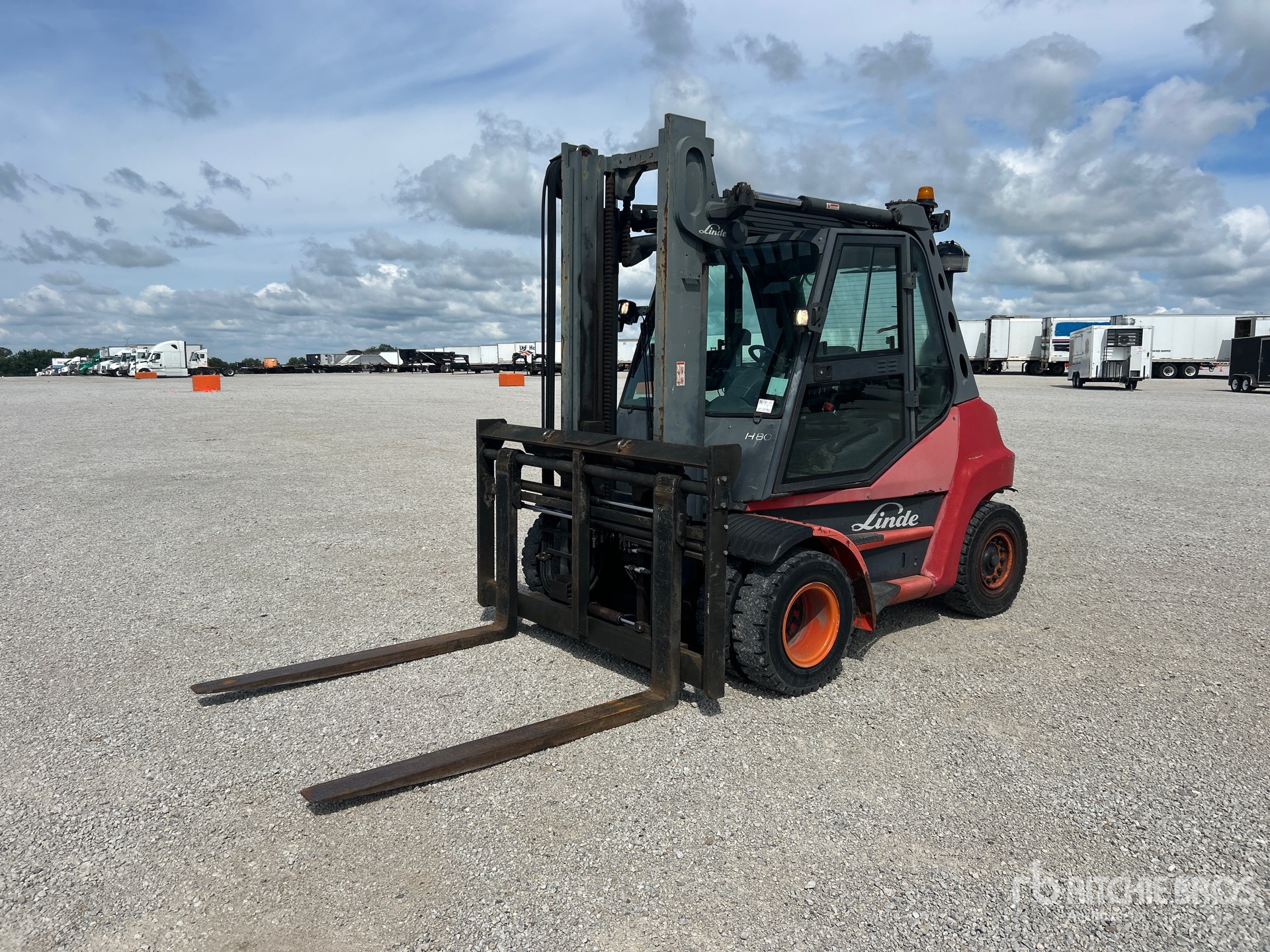 2010 Linde HH80 16000 lb Pneumatic Tire Forklift