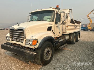 2005 Mack CV713 T/A Camión dumper
