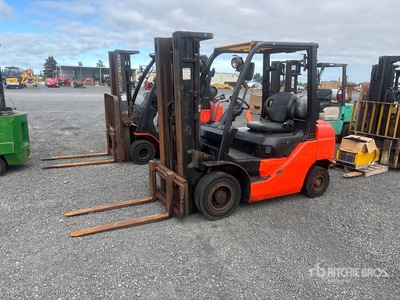 2013 Toyota 8FGU25 4800 lb Pneumatic Tire Wózek widłowy