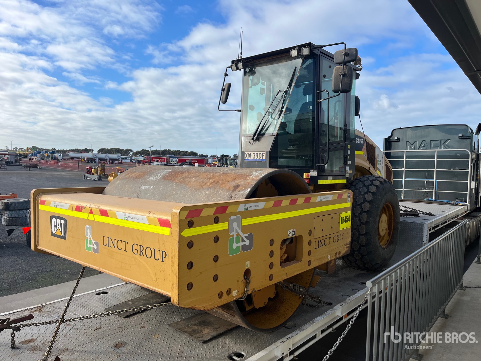 2015 Cat CS76B Smooth Drum Compactor