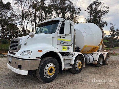 2015 Freightliner CL112 8x4 Twin-Steer Camion hormigonera