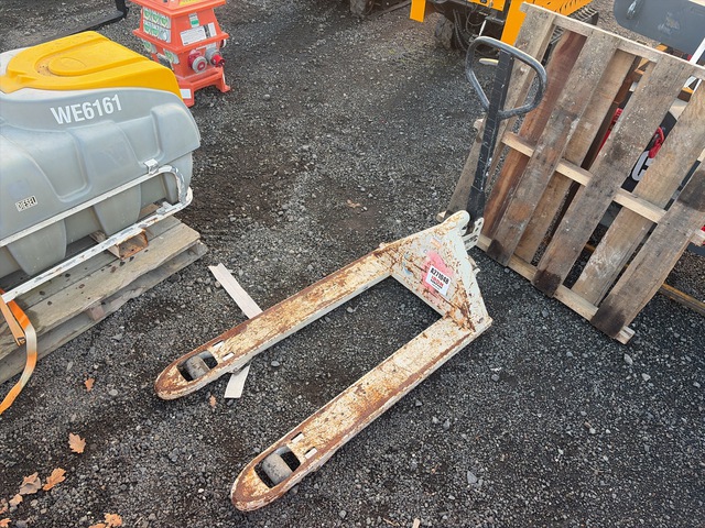 Crown Pallet Jack (Inoperable)