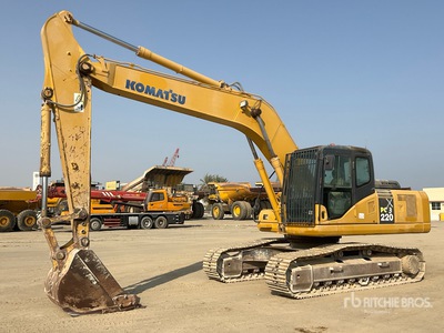 2012 Komatsu PC220-7 حفارة بجنزير
