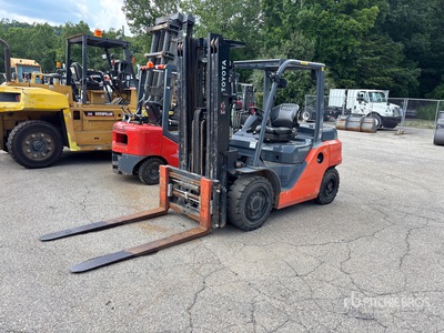 2021 Toyota 8FD35U 7050 lb Pneumatic Tire Carretilla Elevadora