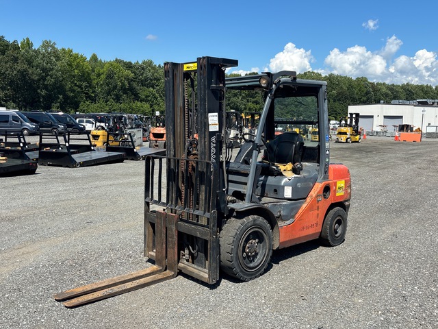 2011 Toyota 8FDU30 5620 lb Pneumatic Tire Forklift