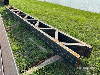 Quantity of (5) Metal Trusses Varios metales
