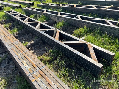 Quantity of (5) Metal Trusses Varios metales