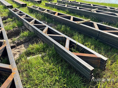 Quantity of (5) Metal Trusses Varios metales