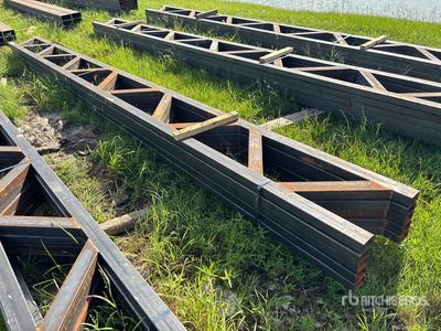 Quantity of (5) Metal Trusses Varios metales