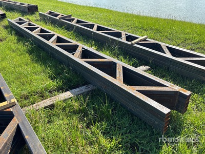 Quantity of (5) Metal Trusses Varios metales