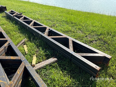 Quantity of (5) Metal Trusses Varios metales