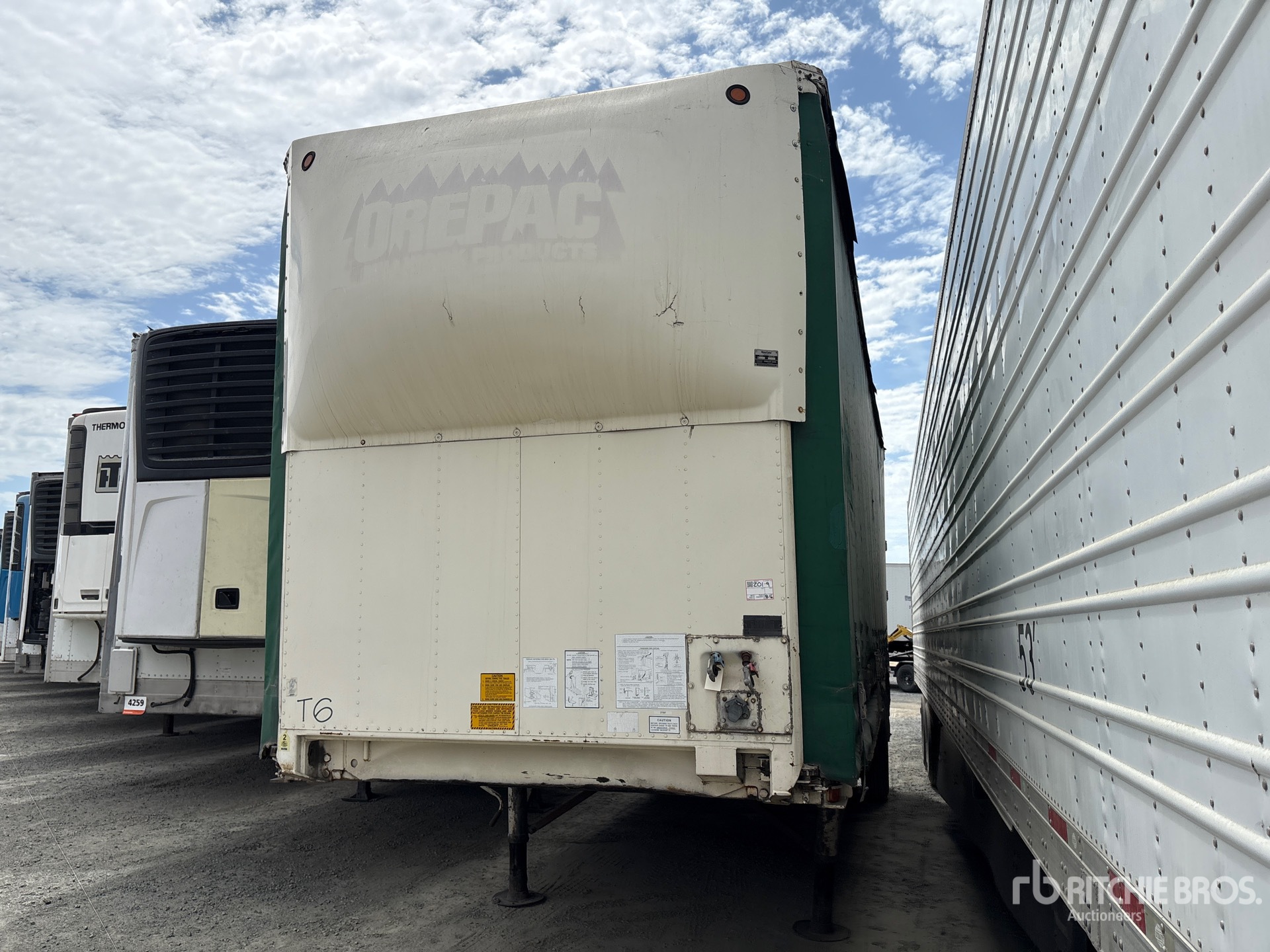 1986 Utility 28 ft S/A Curtain Side Trailer