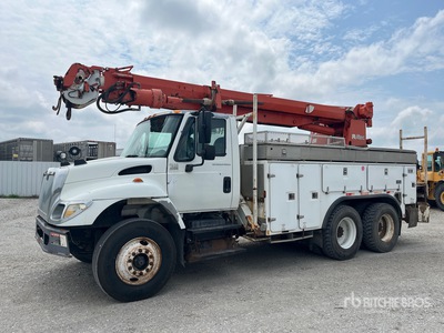 Altec on 2005 International 7400 6x4 Digger Derrick Truck