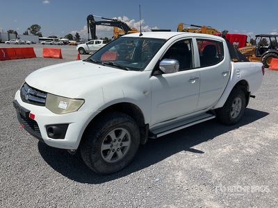 2015 Mitsubishi L200 4x4 Crew Cab Camioneta / Pickup