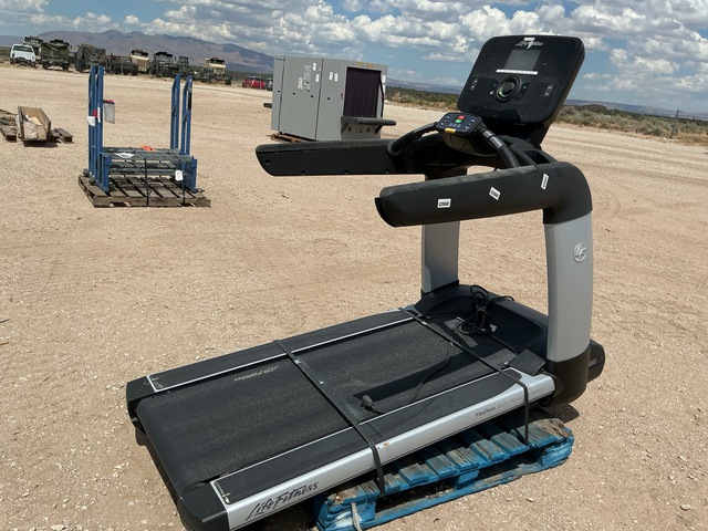Life Fitness 95TXP-D0MXX-01 Treadmill