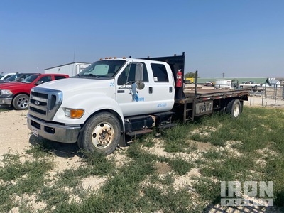 2013 Ford F-650 XLT 4x2 Crew Cab شاحنة مسطحة