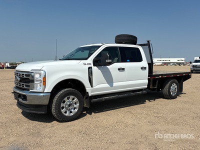 2023 Ford F-350 XLT 4x4 Crew Cab Flatbed Truck