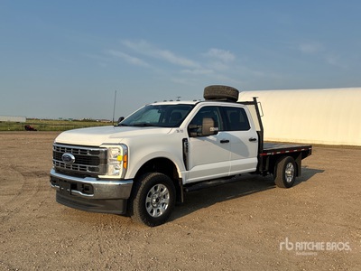 2023 Ford F-350 XLT 4x4 Crew Cab Flatbed Truck