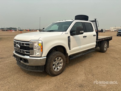 2023 Ford F-350 XLT 4x4 Crew Cab Flatbed Truck