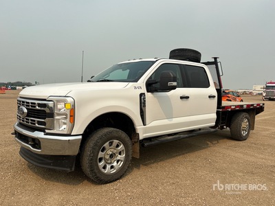2023 Ford F-350 XLT 4x4 Crew Cab Flatbed Truck