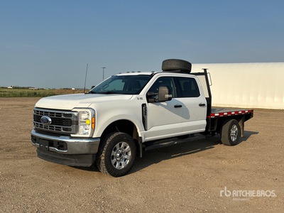 2023 Ford F-350 XLT 4x4 Crew Cab Flatbed Truck