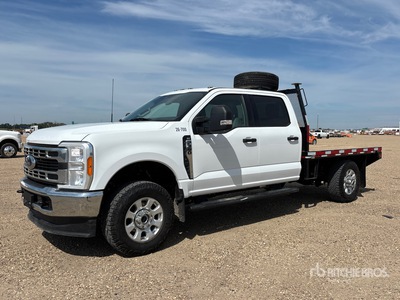 2023 Ford F-350 XLT 4x4 Crew Cab Flatbed Truck