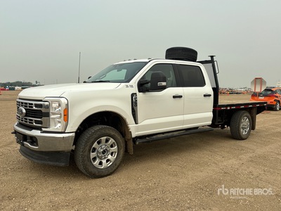 2023 Ford F-350 XLT 4x4 Crew Cab Flatbed Truck