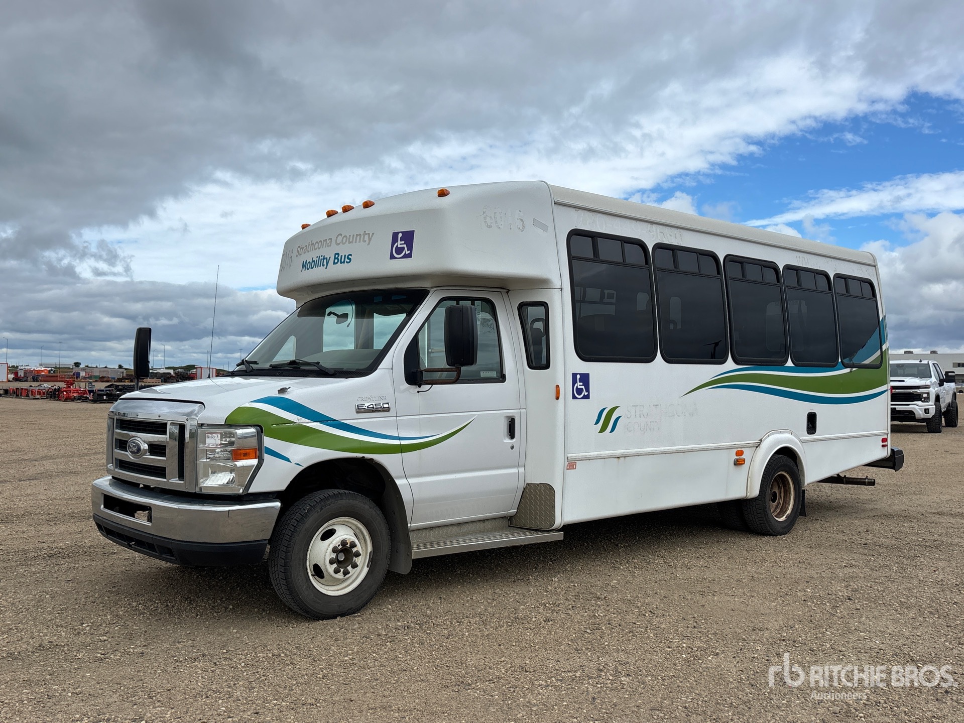 2015 Ford Econoline E-450 4x2 9-Seat Transit Bus