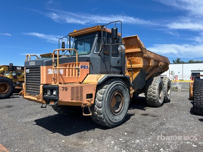 2000 John Deere 250C Articulated Dump Truck