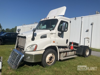 2013 Freightliner Cascadia 113 4x2 S/A Day Cab Truck Tractor