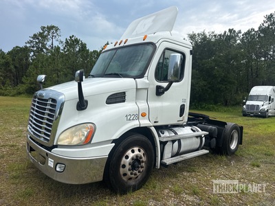 2012 Freightliner Cascadia 113 4x2 S/A Day Cab Truck Tractor