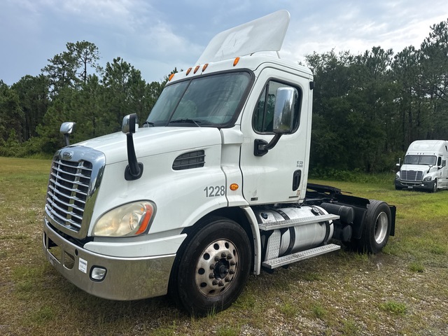 2012 Freightliner Cascadia 113 4x2 S/A Day Cab Truck Tractor
