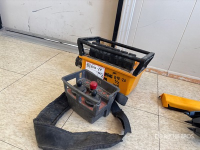 Quantity of (2) Crane/Boom Remotes Varios otros