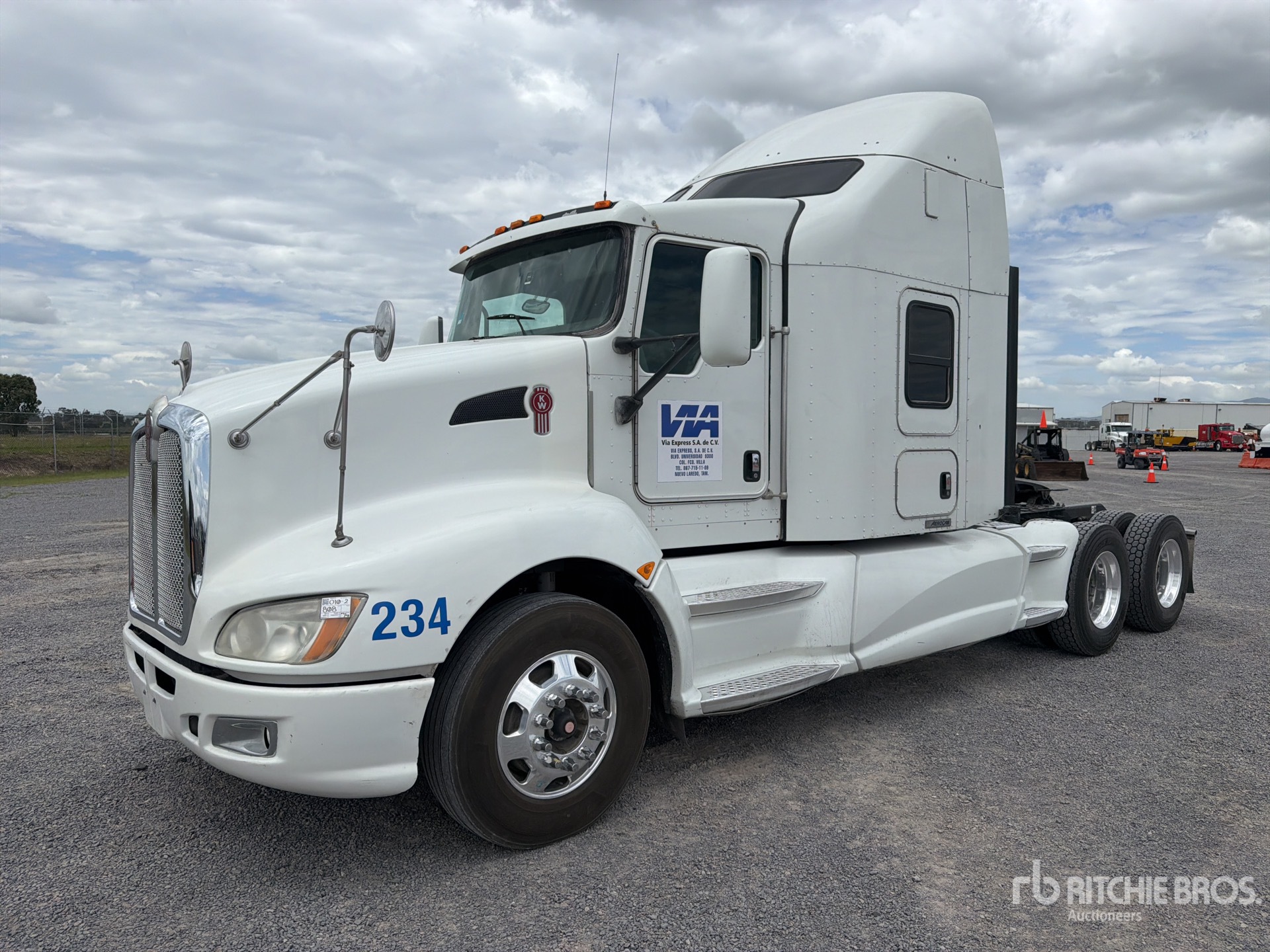 2014 Kenworth T660 6x4 Tractocamion con Dormitorio / T/A Sleeper Truck Tractor