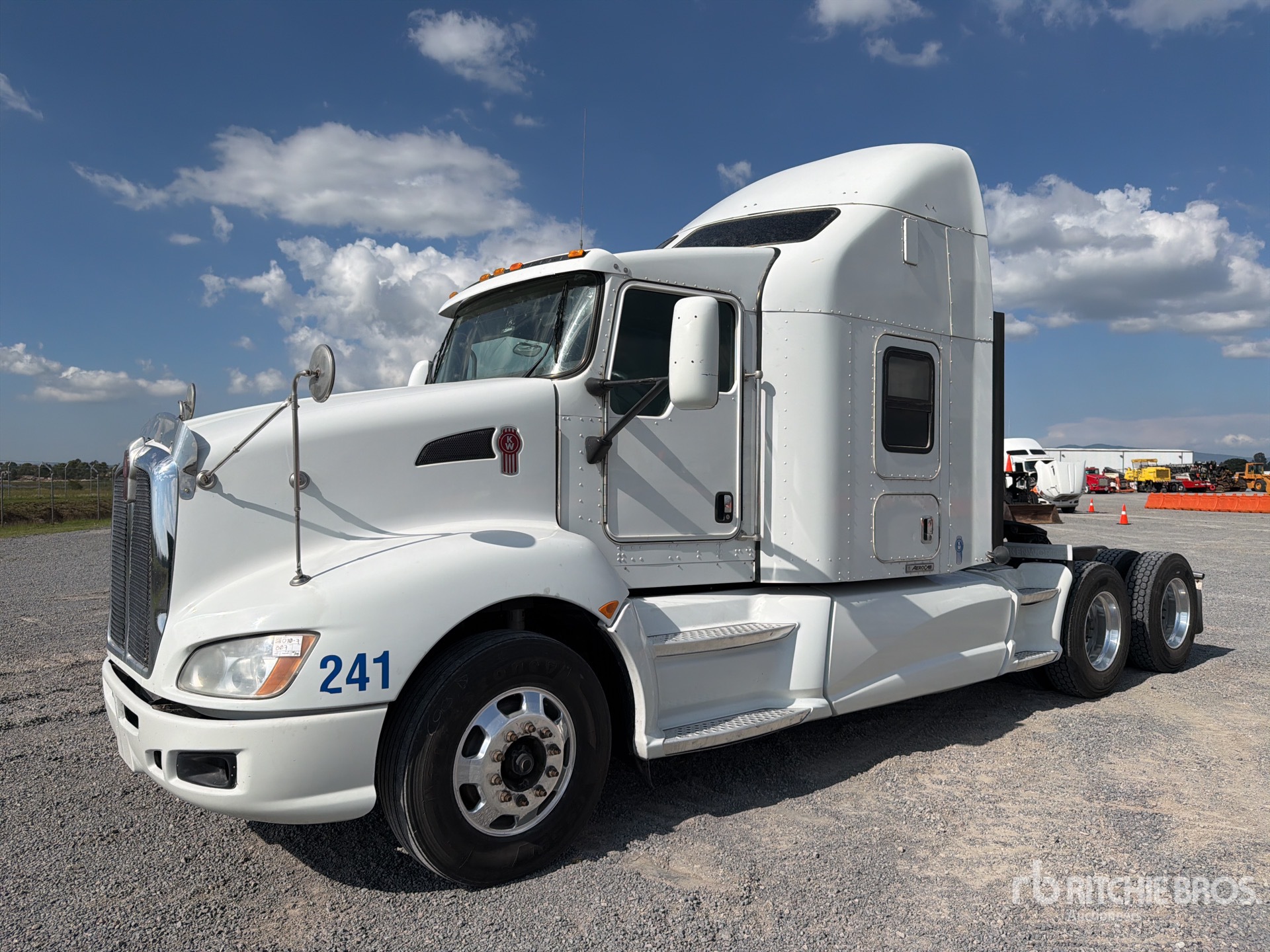 2014 Kenworth T660 6x4 Tractocamion con Dormitorio / T/A Sleeper Truck Tractor