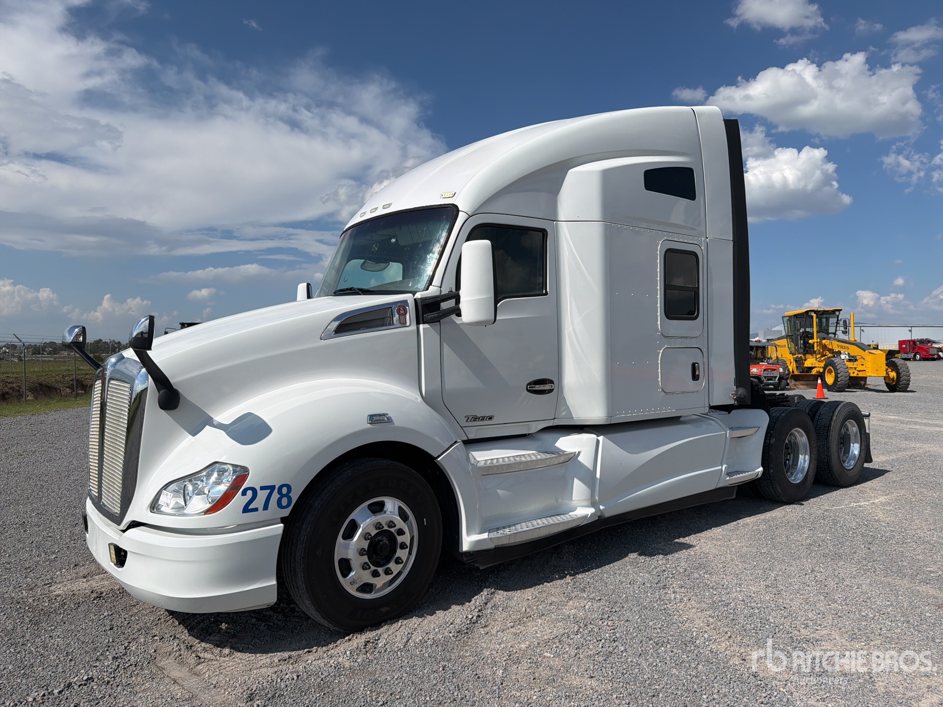 2017 Kenworth T680 6x4 Tractocamion con Dormitorio / T/A Sleeper Truck Tractor