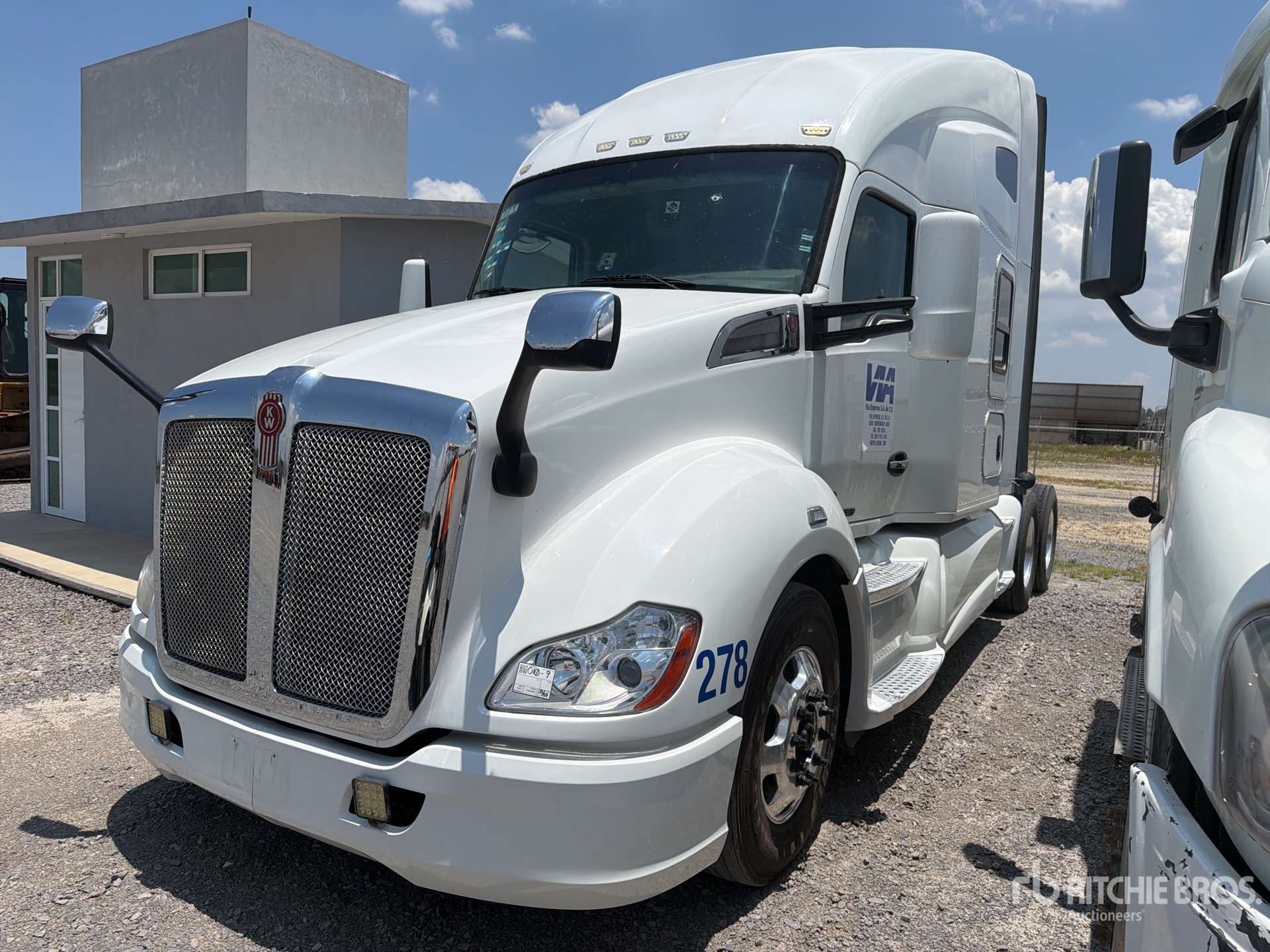 2017 Kenworth T680 6x4 Tractocamion con Dormitorio / T/A Sleeper Truck Tractor