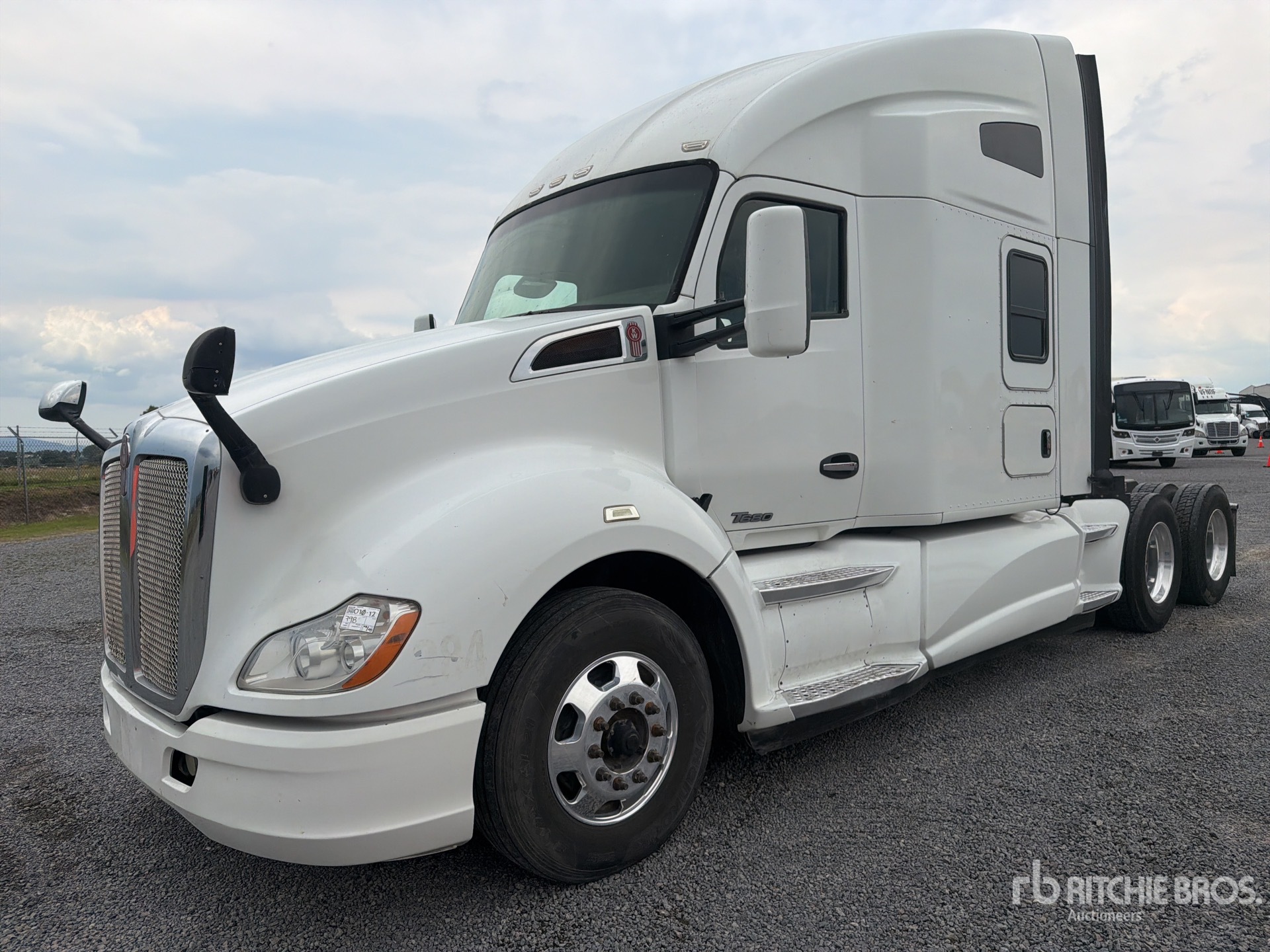 2017 Kenworth T680 6x4 Tractocamion con Dormitorio / T/A Sleeper Truck Tractor