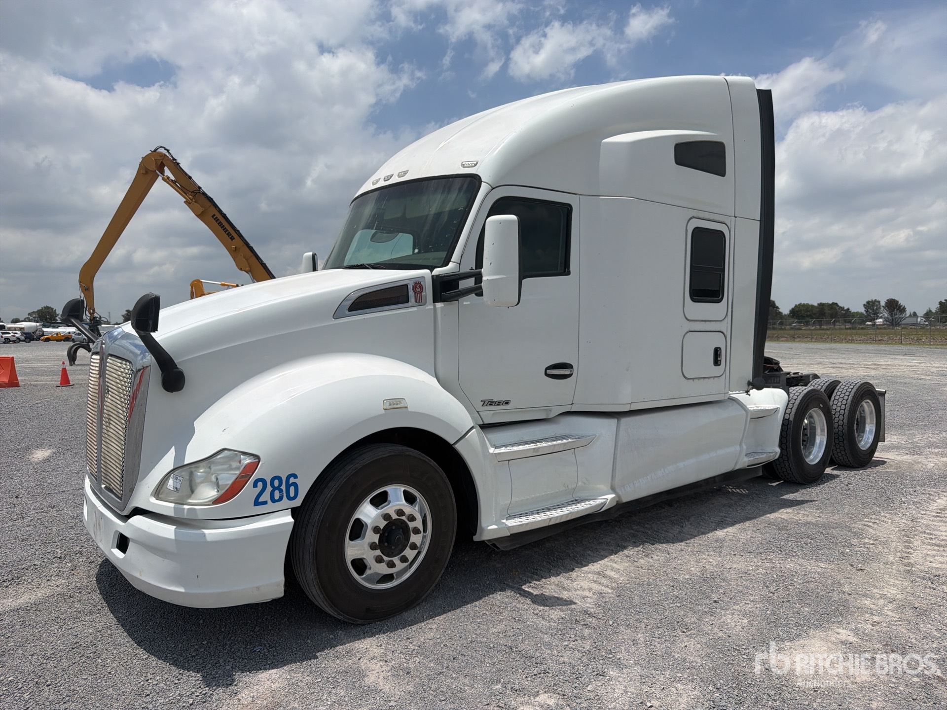 2017 Kenworth T680 6x4 Tractocamion con Dormitorio / T/A Sleeper Truck Tractor