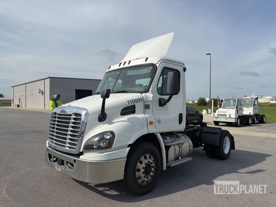 2019 Freightliner CA113DC 4x2 S/A Day Cab Truck Tractor