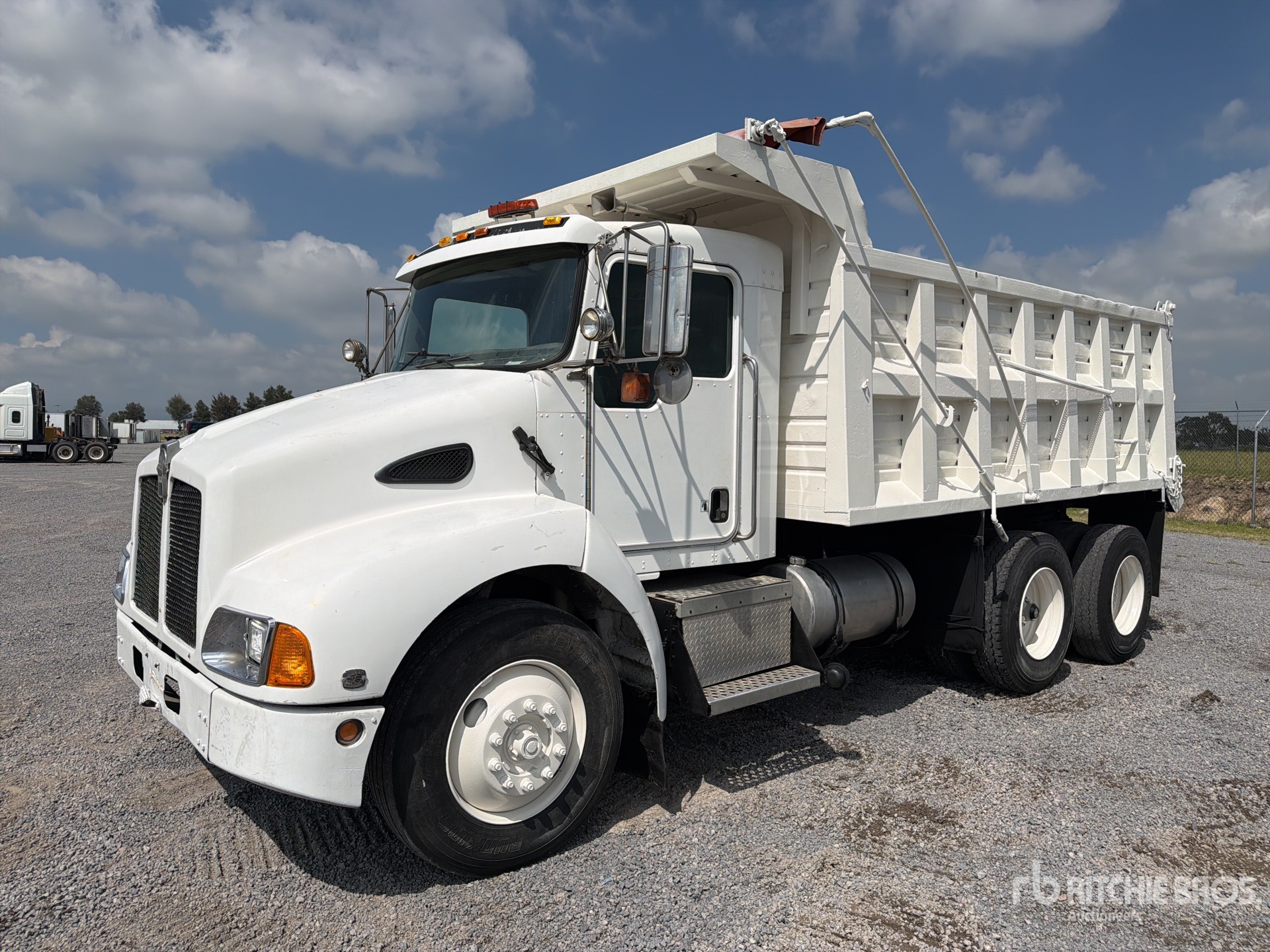 2005 Kenworth T300 Camion de Volteo / T/A Dump Truck
