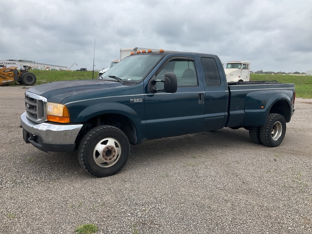 1999 Ford F-350 Super Duty XL 4x4 Extended Cab Pickup